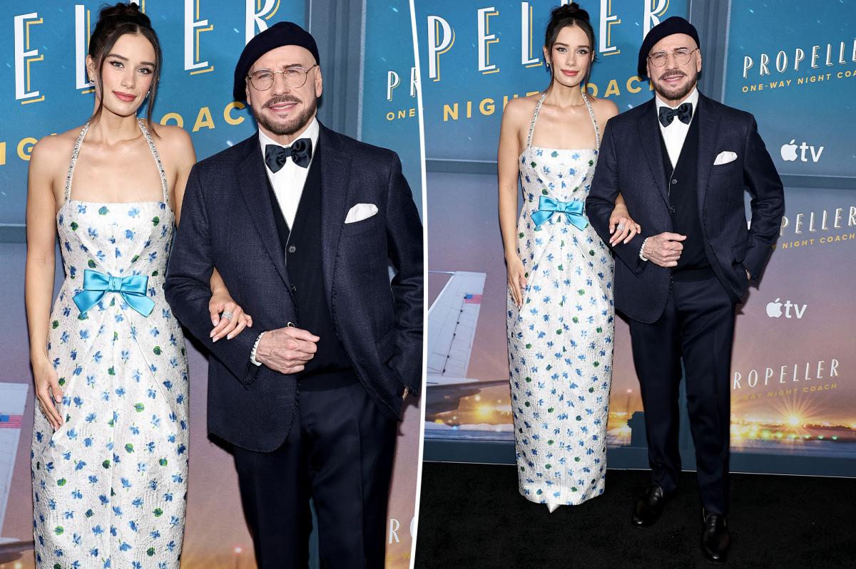 John Travolta e filha Ella Bleu coordenam-se em azul na estreia de 'Propeller One-Way Night Coach'