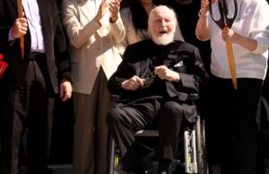 John Williams retorna ao North Hollywood High, que o homenageia com um novo centro de artes cênicas John Williams retorna ao North Hollywood High, que o homenageia com um novo centro de artes cênicas