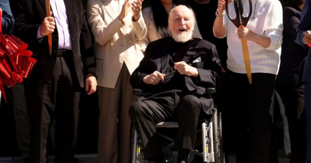 John Williams retorna ao North Hollywood High, que o homenageia com um novo centro de artes cênicas
