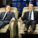 Jon Stewart dá presentes a Stephen Colbert em homenagem à semana final de 'The Late Show': 'Não confunda cancelamento com fracasso'