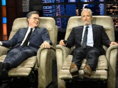 Jon Stewart dá presentes a Stephen Colbert em homenagem à semana final de ‘The Late Show’: ‘Não confunda cancelamento com fracasso’ Jon Stewart dá presentes a Stephen Colbert em homenagem à semana final de 'The Late Show': 'Não confunda cancelamento com fracasso'