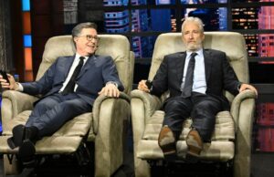 Jon Stewart dá presentes a Stephen Colbert em homenagem à semana final de ‘The Late Show’: ‘Não confunda cancelamento com fracasso’ Jon Stewart dá presentes a Stephen Colbert em homenagem à semana final de 'The Late Show': 'Não confunda cancelamento com fracasso'