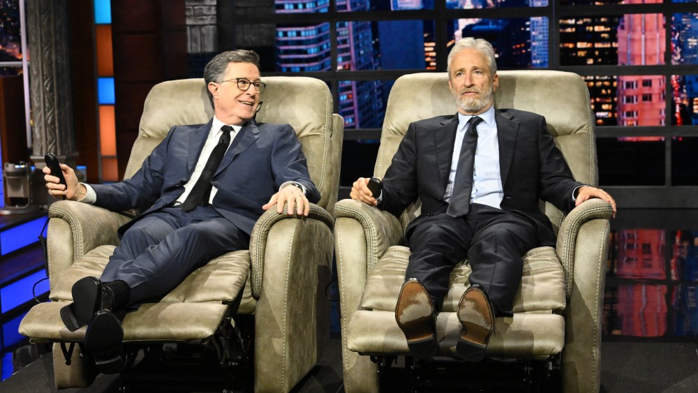 Jon Stewart dá presentes a Stephen Colbert em homenagem à semana final de 'The Late Show': 'Não confunda cancelamento com fracasso'