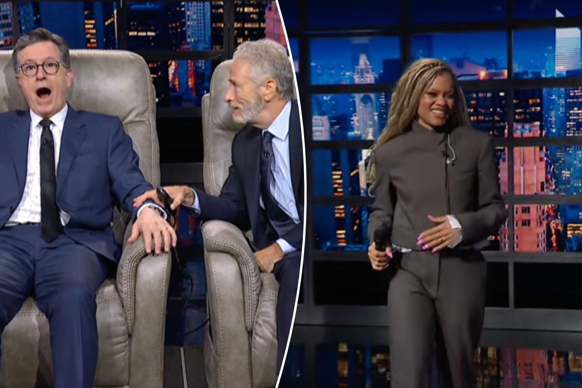 Jon Stewart surpreende Stephen Colbert com uma serenata surpresa de Andra Day
