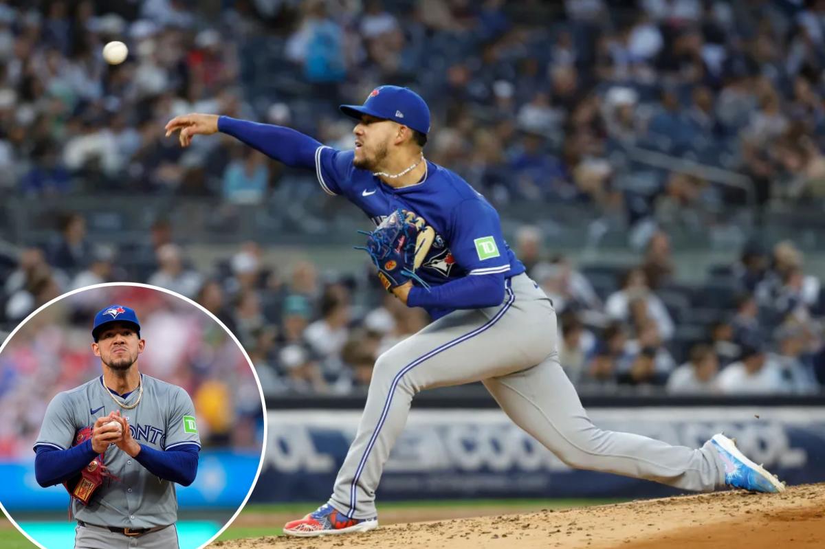 O arremessador do Toronto Blue Jays, José Berríos, lança um arremesso durante o segundo turno contra o New York Yankees no Yankee Stadium no Bronx, Nova York, EUA, sexta-feira, 25 de março de 2025.