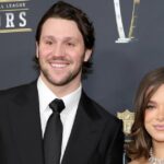 Josh-Allen-e-Hailee-Steinfeld-GettyImages-2197472643