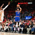 Josh Hart, do New York Knicks, arremessando uma cesta de três pontos durante um jogo de basquete contra o Atlanta Hawks.