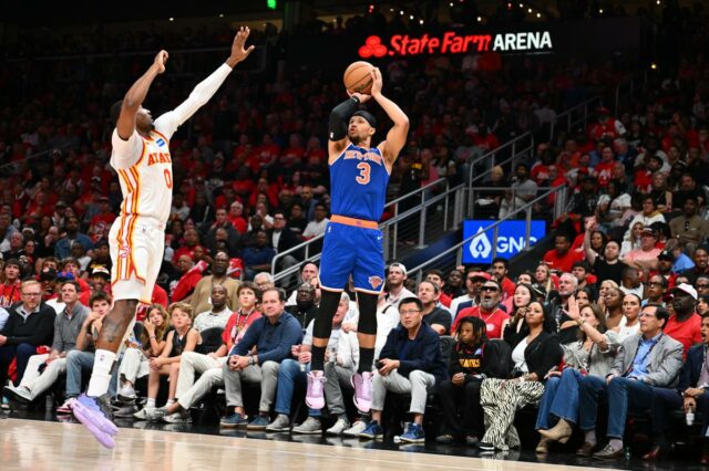 Josh Hart, do New York Knicks, arremessando uma cesta de três pontos durante um jogo de basquete contra o Atlanta Hawks.