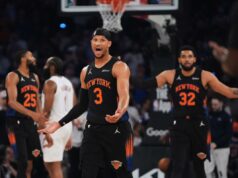 Josh Hart fazendo um grande esforço de recuperação para os Knicks no Jogo 2 Josh Hart discutindo com um árbitro durante um jogo de basquete.