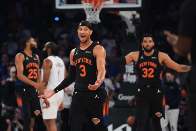 Josh Hart fazendo um grande esforço de recuperação para os Josh Hart discutindo com um árbitro durante um jogo de basquete.