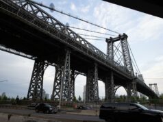 Jovem de 14 anos morto, outro adolescente crítico após manobra de surf no metrô da Ponte Williamsburg Um menino de 14 anos está morto e um jovem de 18 está lutando por sua vida depois que uma manobra de surf no metrô se tornou trágica na ponte Williamsburg.