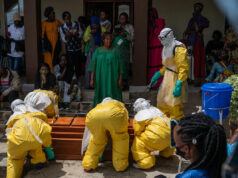 Jovens invadem um hospital do Congo que trata de pacientes com Ebola para exigir corpos de seus parentes Jovens invadem um hospital do Congo que trata de pacientes com Ebola para exigir corpos de seus parentes
