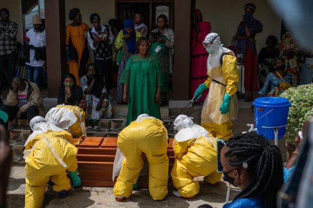 Jovens invadem um hospital do Congo que trata de pacientes Jovens invadem um hospital do Congo que trata de pacientes com Ebola para exigir corpos de seus parentes