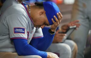 Juan Soto foi eliminado da escalação do Mets contra Marlins devido a uma doença que vem ‘percorrendo’ o time Juan Soto, do New York Mets, sentado no banco de reservas com a cabeça apoiada na mão.