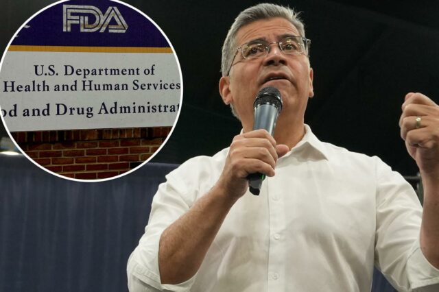Xavier Becerra falando em uma reunião na prefeitura em Sacramento, Califórnia.
