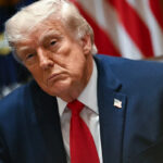 Kent Nishimura/AFP via Getty Images - FOTO: O presidente Donald Trump ouve durante uma reunião de gabinete na Sala do Gabinete da Casa Branca, 27 de maio de 2026, em Washington.