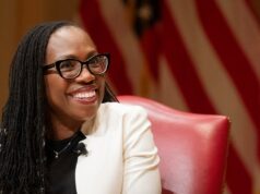Juiz da Suprema Corte Jackson alerta sobre ‘ataque’ à sociedade americana Supreme Court Justice Ketanji Brown Jackson speaks to the 2025 Supreme Court Fellows Program on February 13, 2025, at the Library of Congress in Washington, D.C. (AP Photo/Jacquelyn Martin, Pool)