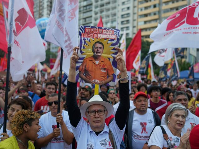 Juiz proíbe lei que poderia reduzir pena de 27 anos de prisão de Bolsonaro
