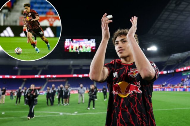 Julian Hall #16 do Red Bull New York comemora após uma vitória por 3-2 na partida da MLS contra o Columbus Crew no Sports Illustrated Stadium em 13 de maio de 2026 em Harrison, Nova Jersey. 