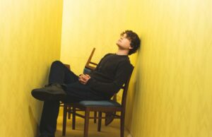 Kane Parsons tem 20 anos. Veja como ele fez o maior filme de verão da A24, o assustador ‘Backrooms’ summer-preview-dropcap-i-1.jpg