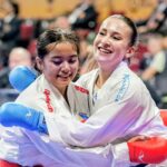 Ysabella Arwen Varias (à esquerda) e a romena Momanu Alexandra se abraçam após a partida da divisão feminina de -61 quilos pelo bronze da Karate One-Youth League no Mall of Asia Arena