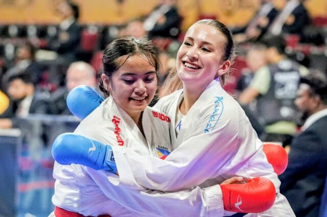 Ysabella Arwen Varias (à esquerda) e a romena Momanu Alexandra se abraçam após a partida da divisão feminina de -61 quilos pelo bronze da Karate One-Youth League no Mall of Asia Arena