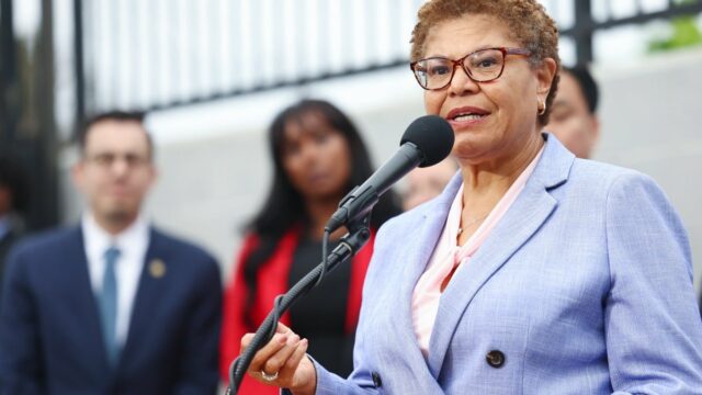 Spencer Pratt, prefeita Karen Bass e vereadora Nithya Raman