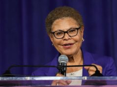 Karen Bass diz que está pronta para reduzir mais a burocracia para a produção local de Los Angeles: ‘O que quer que esteja no caminho’ Prefeita de Los Angeles, Karen Bass