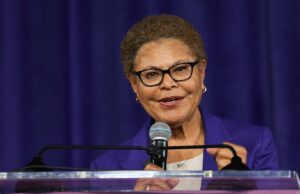 Karen Bass diz que está pronta para reduzir mais a burocracia para a produção local de Los Angeles: ‘O que quer que esteja no caminho’ Prefeita de Los Angeles, Karen Bass