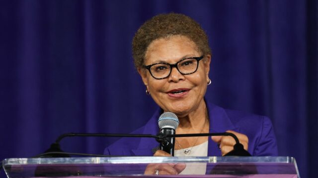 Karen Bass diz que está pronta para reduzir mais a Prefeita de Los Angeles, Karen Bass