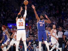 Karl-Anthony Towns aproveita a oportunidade no Jogo 1, com Joel Embiid vacilando como vilão dos Knicks O pivô do New York Knicks, Karl-Anthony Towns # 32, lança um chute sobre o pivô do Philadelphia 76ers, Joel Embiid # 21, no primeiro quarto de um jogo dos playoffs da NBA.
