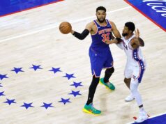 Karl-Anthony Towns continua seu renascimento nos playoffs dos Knicks com mais 10 assistências nas vitórias do jogo 4 O pivô do New York Knicks, Karl-Anthony Towns (32), passa a bola enquanto o atacante do Philadelphia 76ers, Paul George (8), defende.