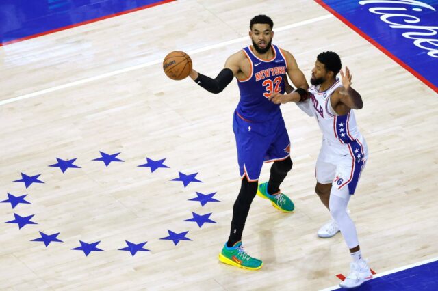 Karl-Anthony Towns continua seu renascimento nos playoffs dos Knicks com O pivô do New York Knicks, Karl-Anthony Towns (32), passa a bola enquanto o atacante do Philadelphia 76ers, Paul George (8), defende.