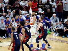 Karl-Anthony Towns retorna como ‘centro’ ofensivo para Knicks e Cavaliers não tem respostas O pivô do New York Knicks, Karl-Anthony Towns (32), procura o homem aberto enquanto o atacante do Cleveland Cavaliers, Dean Wade (32), defende durante o segundo quarto.