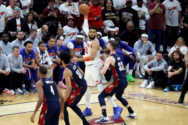 Karl-Anthony Towns retorna como 'centro' ofensivo para Knicks e Cavaliers O pivô do New York Knicks, Karl-Anthony Towns (32), procura o homem aberto enquanto o atacante do Cleveland Cavaliers, Dean Wade (32), defende durante o segundo quarto.