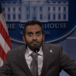 Kash Patel de Aziz Ansari faz parceria com Pete Hegseth de Colin Jost para falar sobre o Irã, aumento de preços no 'SNL'