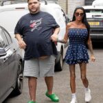 Katie Price saiu sem sua aliança de casamento na quinta-feira, enquanto passava um dia com o filho Harvey depois de confundir os fãs sobre o estado de seu relacionamento com o marido Lee Andrews