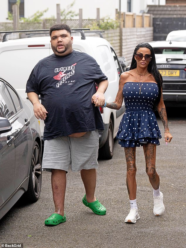 Katie Price saiu sem sua aliança de casamento na quinta-feira, enquanto passava um dia com o filho Harvey depois de confundir os fãs sobre o estado de seu relacionamento com o marido Lee Andrews