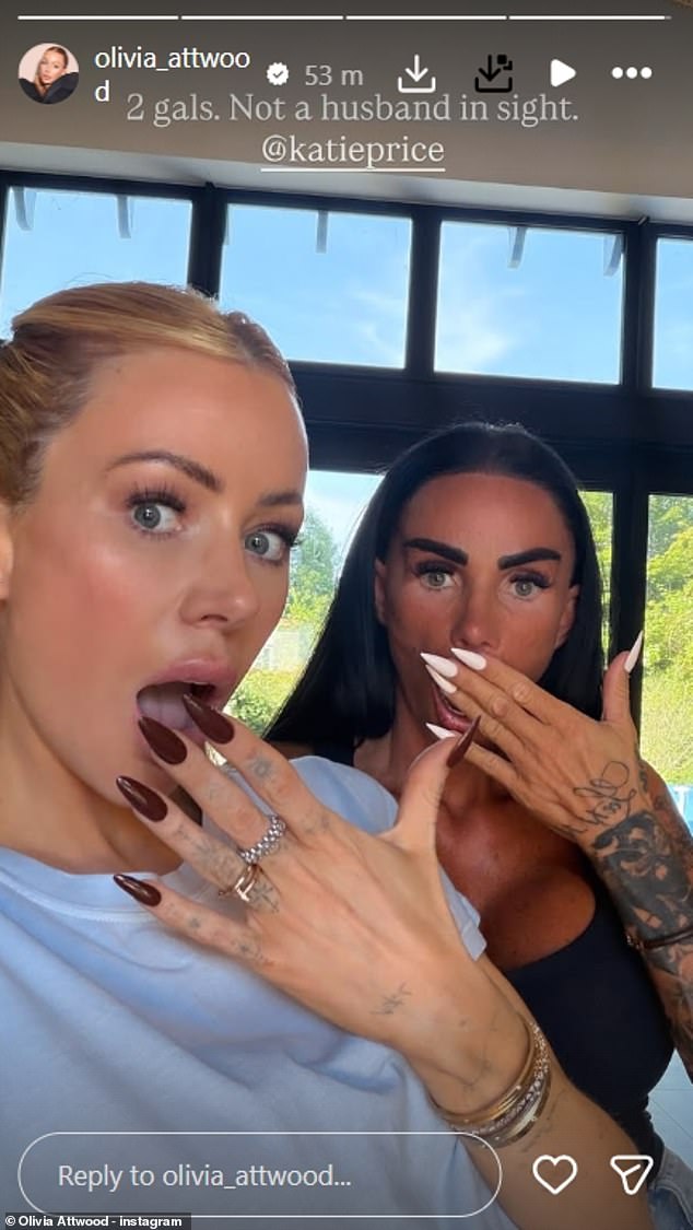 Katie Price zomba de seu marido Lee Andrews enquanto se volta para a recém-solteira Olivia Attwood em meio a seu misterioso desaparecimento em Dubai