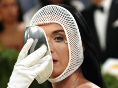 Katy Perry chama a atenção no Met Gala de 2026 com máscara exclusiva Comemoração do Met Gala de 2026