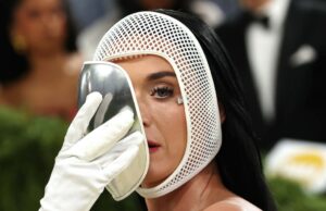 Katy Perry chama a atenção no Met Gala de 2026 com máscara exclusiva Comemoração do Met Gala de 2026