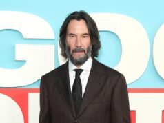 Keanu Reeves sofreu uma rara reação ao escrever uma defesa entusiasmada na tentativa de poupar a pena de prisão do diretor criminal Keanu Reeves recebeu uma reação negativa por escrever uma defesa veemente do diretor 'vigarista' Carl Rinsch antes de sua sentença, apesar de admitir que 'não sabia os detalhes de seu caso', pois foi considerado culpado de roubar US $ 11 milhões da Netflix em carros de luxo, relógios e colchões