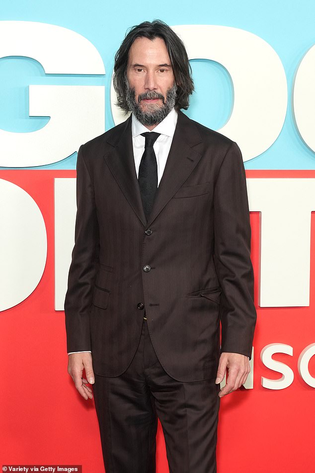 Keanu Reeves sofreu uma rara reação ao escrever uma defesa Keanu Reeves recebeu uma reação negativa por escrever uma defesa veemente do diretor 'vigarista' Carl Rinsch antes de sua sentença, apesar de admitir que 'não sabia os detalhes de seu caso', pois foi considerado culpado de roubar US $ 11 milhões da Netflix em carros de luxo, relógios e colchões