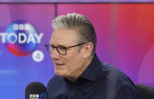 Keir Starmer alerta os eleitores que devem se preparar para o aumento da inflação causado pelo Irã e diz que a Grã-Bretanha deve estar “muito mais próxima da UE” Sir Keir Starmer alertou que haverá um “aumento da inflação” causado por uma “guerra em duas frentes”, mas diz que o país não deve simplesmente regressar ao “status quo” após a guerra no Irão.