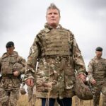 Keir Starmer (foto com soldados britânicos em Salisbury Plain, em Wiltshire, em 2022) enfrenta a batalha mais importante de sua carreira no Trafalgar Day