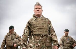 Keir Starmer enfrenta seu próprio Waterloo: A eleição suplementar de Andy Burnham será realizada no aniversário da famosa batalha … enquanto Nigel Farage promete dar um ‘choque desagradável’ ao Partido Trabalhista Keir Starmer (foto com soldados britânicos em Salisbury Plain, em Wiltshire, em 2022) enfrenta a batalha mais importante de sua carreira no Trafalgar Day