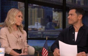 Kelly Ripa e Mark Consuelos dizem ao ‘Live’ que querem “pré-morrer” seu cachorro Lena: “Doloroso quando o cachorro vai antes de você” Kelly Ripa e Mark Consuelos dizem ao ‘Live’ que querem “pré-morrer” seu cachorro Lena: “Doloroso quando o cachorro vai antes de você”