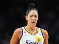 Kelsey Plum faz história na WNBA apesar da derrapagem de Sparks PORTLAND, OREGON - MAY 03: Kelsey Plum #10 of the Los Angeles Sparks looks on during the first half of a preseason game against the Portland Fire at Moda Center on May 03, 2026 in Portland, Oregon. (Photo by Soobum Im/Getty Images)