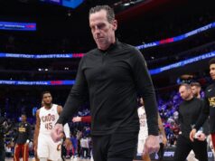 Kenny Atkinson recebe fortes críticas pelo discurso pré-jogo do Cavs antes da derrota Cleveland Cavaliers head coach Kenny Atkinson walks off court during NBA Playoffs
