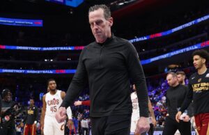 Kenny Atkinson recebe fortes críticas pelo discurso pré-jogo do Cavs antes da derrota Cleveland Cavaliers head coach Kenny Atkinson walks off court during NBA Playoffs